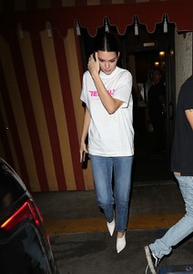 kendall-jenner-out-for-dinner-in-la-102617-12.jpg