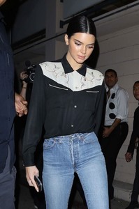 kendall-jenner-out-in-beverly-hills-101117-26.jpg