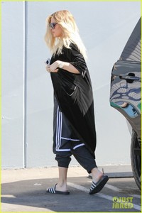khloe-kardashian-holds-clothes-over-baby-bump-to-cover-up-01.jpg