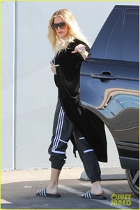 khloe-kardashian-holds-clothes-over-baby-bump-to-cover-up-07.jpg