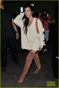 kim-kardashian-celebrates-her-birthday-with-husband-kanye-west-05.jpg