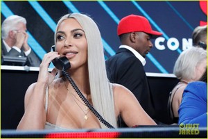 kim-kardashian-joins-ellen-degeneres-jamie-foxx-at-somos-una-voz-benefit-for-puerto-rico-02.jpg