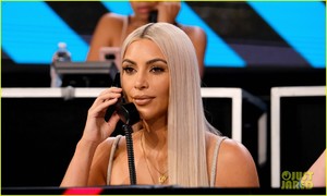 kim-kardashian-joins-ellen-degeneres-jamie-foxx-at-somos-una-voz-benefit-for-puerto-rico-04.jpg