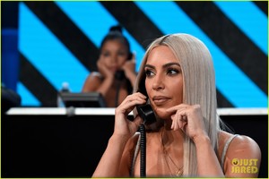 kim-kardashian-joins-ellen-degeneres-jamie-foxx-at-somos-una-voz-benefit-for-puerto-rico-06.jpg