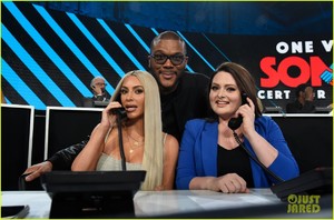 kim-kardashian-joins-ellen-degeneres-jamie-foxx-at-somos-una-voz-benefit-for-puerto-rico-07.jpg