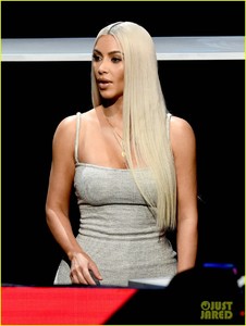 kim-kardashian-joins-ellen-degeneres-jamie-foxx-at-somos-una-voz-benefit-for-puerto-rico-15.jpg