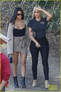 kim-kardashian-kourtney-kardashian-christmas-tree-shopping-01.jpg