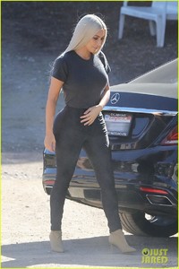kim-kardashian-kourtney-kardashian-christmas-tree-shopping-17.jpg