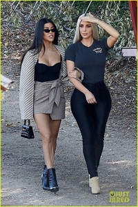 kim-kardashian-kourtney-kardashian-christmas-tree-shopping-26.jpg