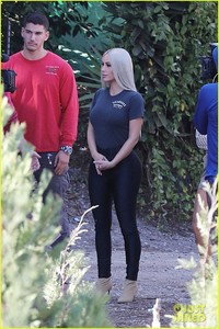 kim-kardashian-kourtney-kardashian-christmas-tree-shopping-31.jpg