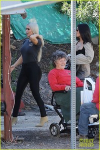 kim-kardashian-kourtney-kardashian-christmas-tree-shopping-33.jpg