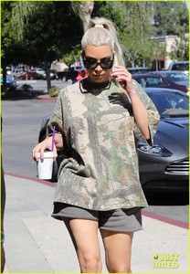 kim-kourtney-kardashian-go-shopping-for-baby-essentials-02.jpg
