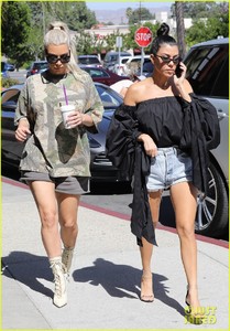 kim-kourtney-kardashian-go-shopping-for-baby-essentials-05.jpg