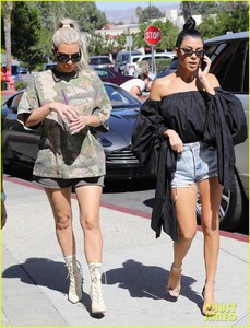 kim-kourtney-kardashian-go-shopping-for-baby-essentials-07.jpg