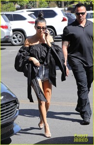 kim-kourtney-kardashian-go-shopping-for-baby-essentials-08.jpg