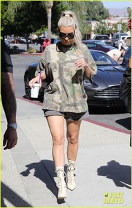 kim-kourtney-kardashian-go-shopping-for-baby-essentials-09.jpg