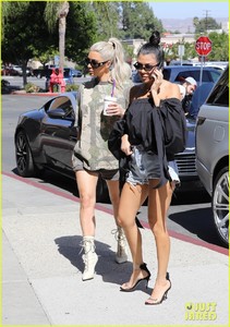 kim-kourtney-kardashian-go-shopping-for-baby-essentials-14.jpg