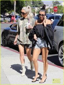 kim-kourtney-kardashian-go-shopping-for-baby-essentials-15.jpg