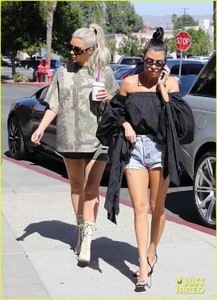 kim-kourtney-kardashian-go-shopping-for-baby-essentials-16.jpg