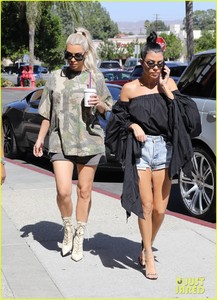 kim-kourtney-kardashian-go-shopping-for-baby-essentials-19.jpg