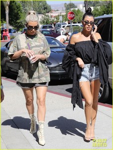 kim-kourtney-kardashian-go-shopping-for-baby-essentials-23.jpg