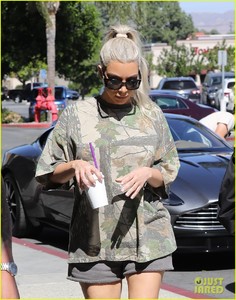 kim-kourtney-kardashian-go-shopping-for-baby-essentials-24.jpg