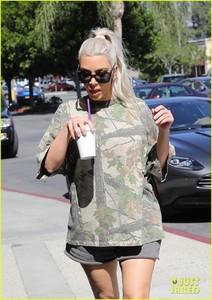 kim-kourtney-kardashian-go-shopping-for-baby-essentials-29.jpg