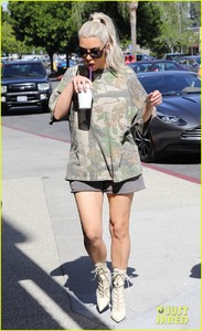 kim-kourtney-kardashian-go-shopping-for-baby-essentials-31.jpg
