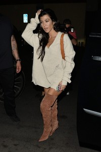 kourtney-kardashian-arrives-to-kim-kardashian-s-birthday-dinner-in-la-10-26-2017-0.jpg
