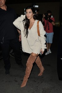 kourtney-kardashian-arrives-to-kim-kardashian-s-birthday-dinner-in-la-10-26-2017-1.jpg
