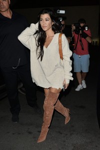 kourtney-kardashian-arrives-to-kim-kardashian-s-birthday-dinner-in-la-10-26-2017-2.jpg