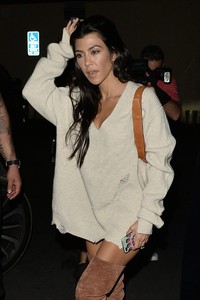 kourtney-kardashian-arrives-to-kim-kardashian-s-birthday-dinner-in-la-10-26-2017-3.jpg