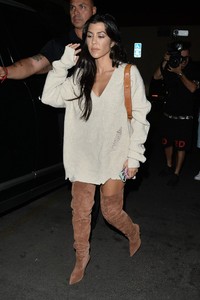 kourtney-kardashian-arrives-to-kim-kardashian-s-birthday-dinner-in-la-10-26-2017-4.jpg