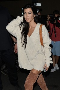kourtney-kardashian-arrives-to-kim-kardashian-s-birthday-dinner-in-la-10-26-2017-6.jpg