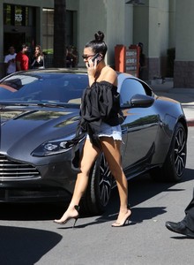 kourtney-kardashian-out-in-calabasas-10-09-2017-0.jpg