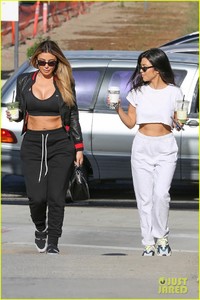 kourtney-kardashian-shows-off-abs-during-coffee-date-02.jpg