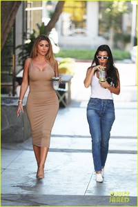kourtney-kardashian-tea-date-with-larsa-pippen-06.jpg