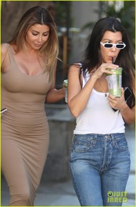 kourtney-kardashian-tea-date-with-larsa-pippen-08.jpg
