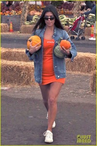 kourtney-pumpkin-patch-02.jpg