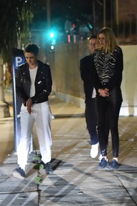 kristen-stewart-and-stella-maxwell-out-in-silver-lake-10-13-2017-3.jpg