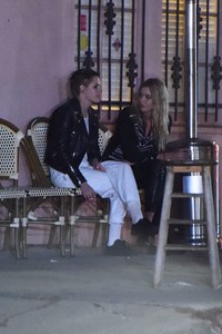 kristen-stewart-and-stella-maxwell-out-in-silver-lake-10-13-2017-9_thumbnail.jpg
