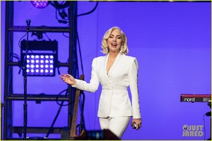 lady-gaga-surprise-appearance-texas-benefit-04.jpg