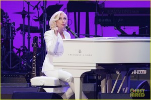 lady-gaga-surprise-appearance-texas-benefit-06.jpg