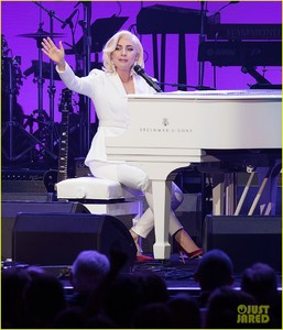 lady-gaga-surprise-appearance-texas-benefit-08.jpg