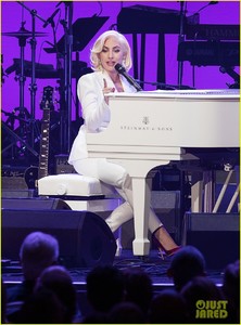 lady-gaga-surprise-appearance-texas-benefit-12.jpg