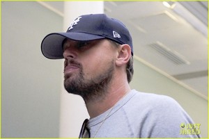 leonardo-dicaprio-visits-museums-in-paris-with-friends-02.jpg