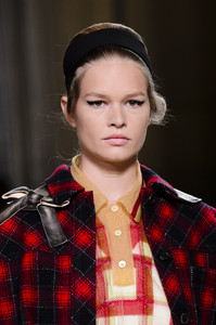 miu-miu-clp-rs18-6178.thumb.jpg.af296b94e7dd9b275213f64ada79c9f1.jpg