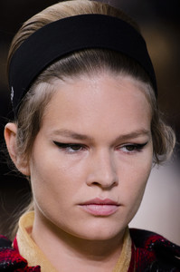 miu-miu-clpa-rs18-0545.thumb.jpg.0746e87418ae9f6808b216fda680a299.jpg