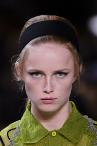 miu-miu-clpa-rs18-1087.thumb.jpg.34e5bf546834c818e1f922e27c70dd5e.jpg