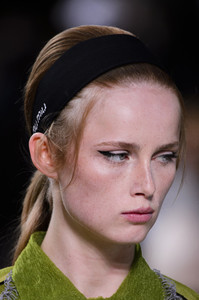 miu-miu-clpa-rs18-1094.thumb.jpg.fc75b1db9b82abcd0be7d45c5affc8c5.jpg